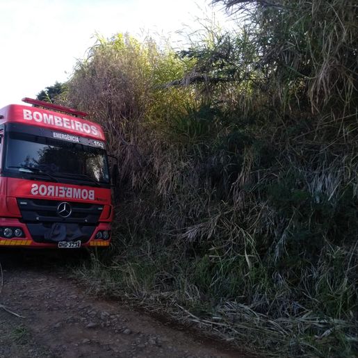 VÍDEO: Tombamento de carreta deixa motorista ferido no interior de Guaraciaba