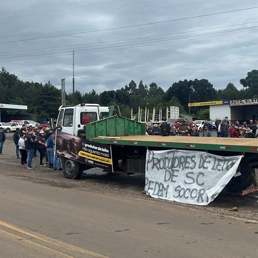 Produtores de leite de SC protestam em rodovia e cobram socorro do governo