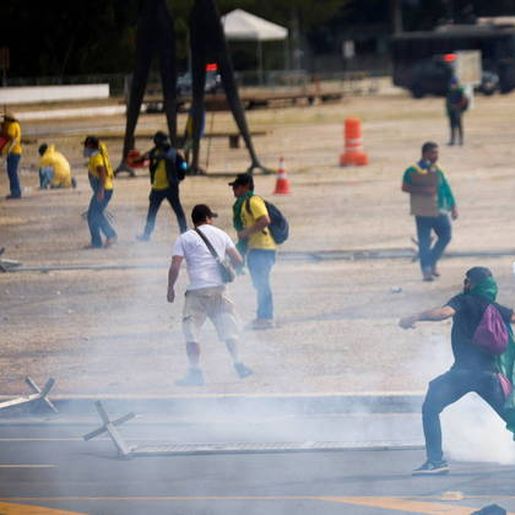 Após invasão, manifestantes promovem quebradeira em prédios dos Três Poderes