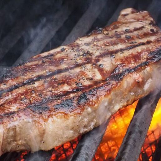 Mulher denuncia vizinho por fazer churrasco todos os dias