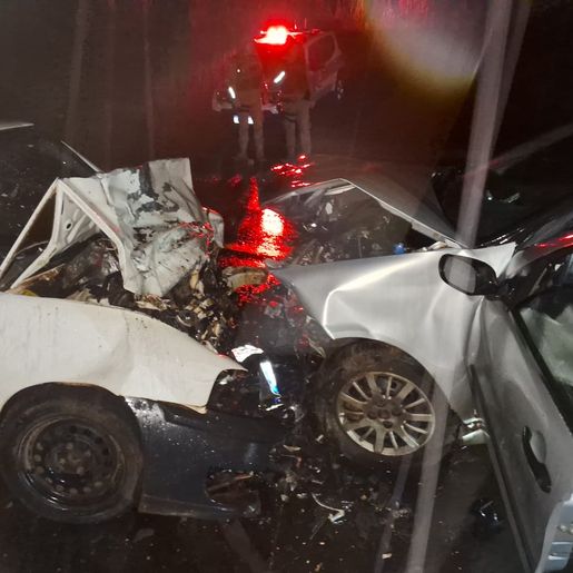 Colisão frontal entre dois carros deixa cinco feridos na SC-283