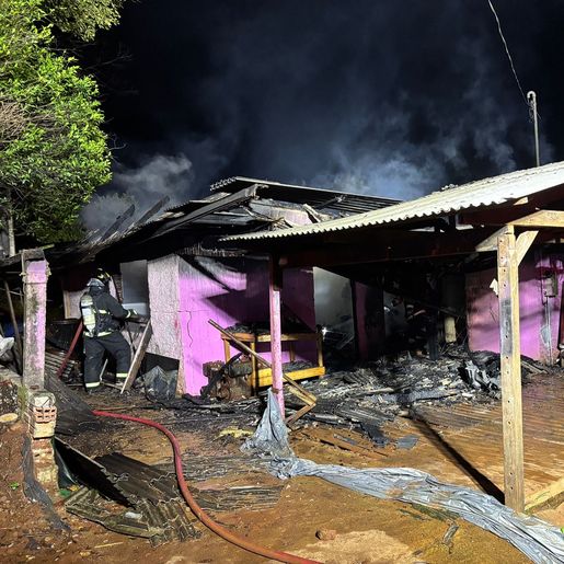 Incêndio destrói mecânica em Descanso e deixa proprietário ferido