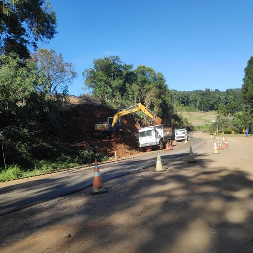 Terra está sendo tirada da pista, Polícia Rodoviária pede cautela aos usuários da SC-305