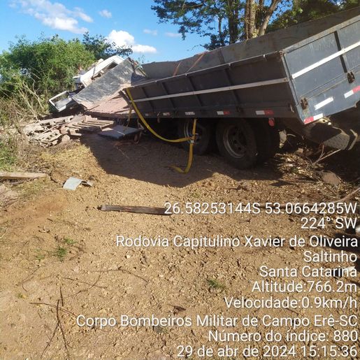 Motorista de caminhão fica ferido em acidente na SC-160