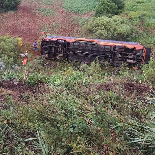Ônibus de excursão tomba e 35 pessoas ficam feridas