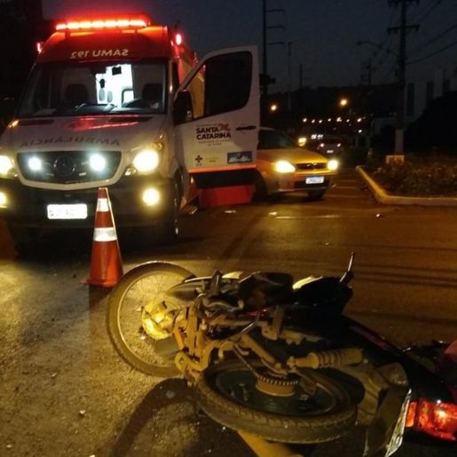 Mulher morre em colisão entre carro e moto em Chapecó
