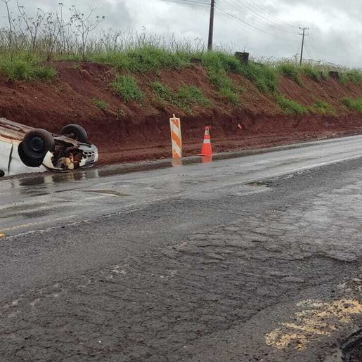Carro é encontrado capotado e abandonado na BR-163 em Guarujá do Sul