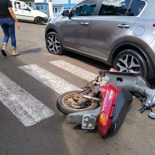 Mulher fica ferida em acidente de moto