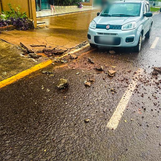 Raio cai ao lado da prefeitura de Belmonte e danifica objetos elétricos e eletrônicos