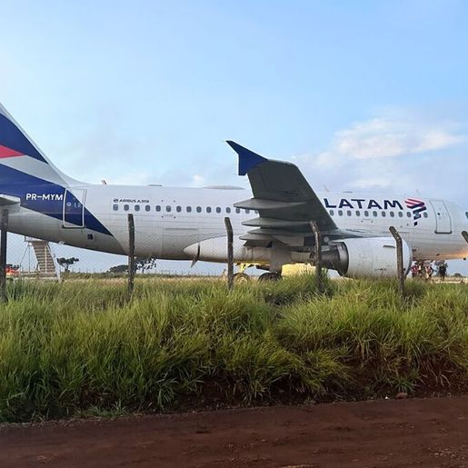 Aeroporto de Chapecó amanhece fechado após avião sair da pista e parar no gramado