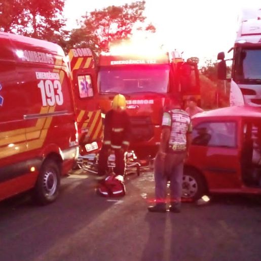 Colisão entre carro e carreta é registrada na SC 496, em Santa Helena