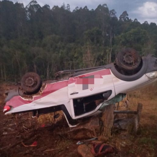 Motorista fica ferido em capotamento, em Palmitos
