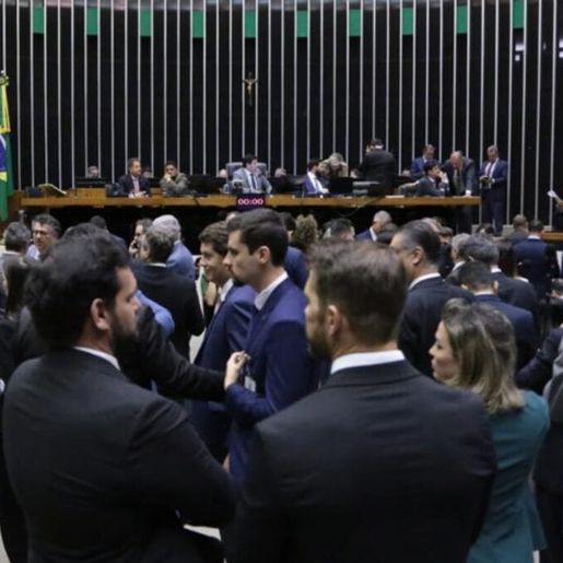 Câmara dos Deputados aprova projeto contra adultização de crianças nas redes sociais