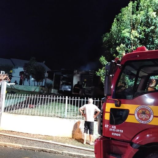 Carro na garagem pega fogo e atinge residência