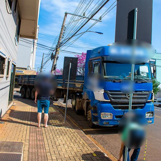 Carreta derruba poste de energia elétrica e interrompe fornecimento em parte de SMOeste