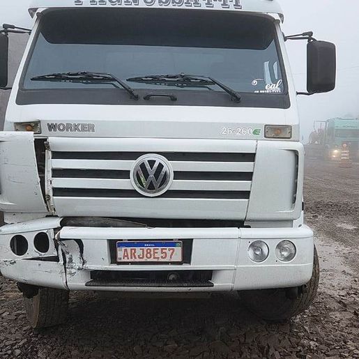 Deslizamento de pedra causa acidente entre caminhões na BR-163