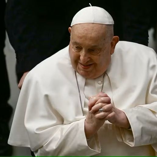 Papa tem piora no quadro respiratório, diz Vaticano