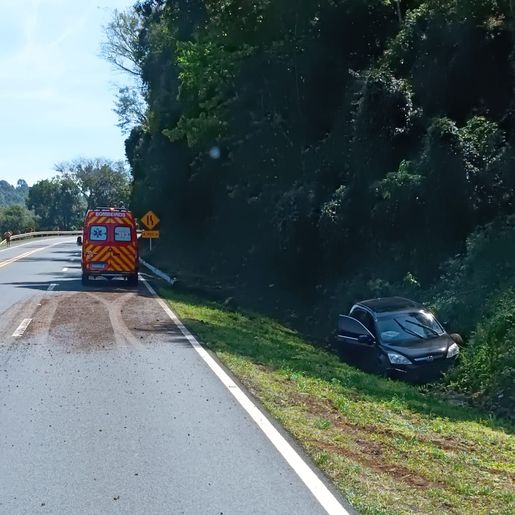 Dois jovens ficam feridos em saída de pista na BR-158, em Cunha Porã