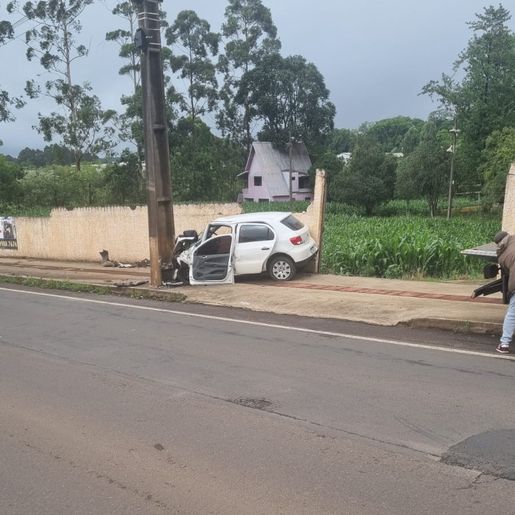 Mulher sofre ferimentos graves após chocar carro contra poste na Willy Barth