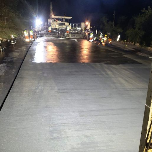 Primeiras cargas de concreto são despejadas na BR-163, em São José do Cedro