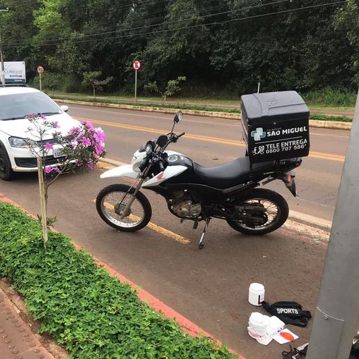 Motoboy fica ferido em acidente de trânsito em SMOeste