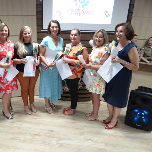 Câmara de Vereadores inaugura galeria Lilás e presta homenagem às mulheres