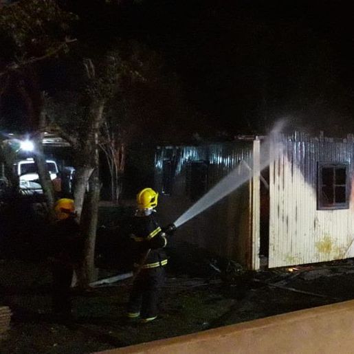 Residência pega fogo durante a madrugada em Maravilha