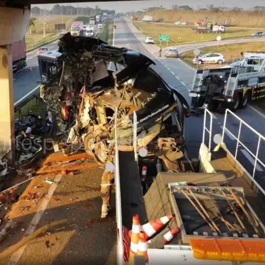 Acidente com ônibus que seguia para Aparecida mata 10 no interior de SP