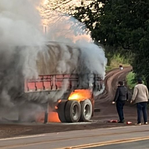 Incêndio em carreta mobiliza Corpo de Bombeiros em Itapiranga