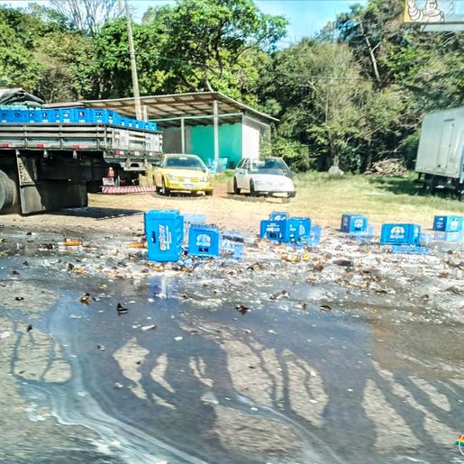 Caixas de cerveja caem de caminhão em São Miguel do Oeste