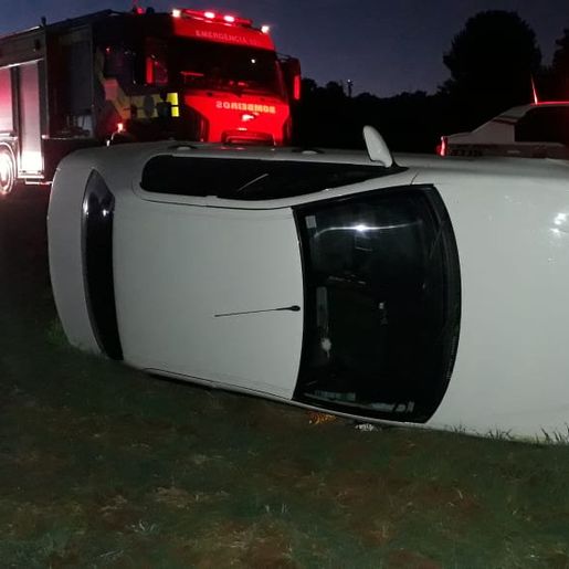 Bombeiros de Iporã Do Oeste atendem um capotamento e colisão entre carro e trator