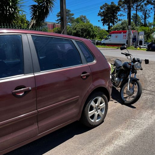 Colisão entre carro e moto deixa motociclista ferido na Willy Barth