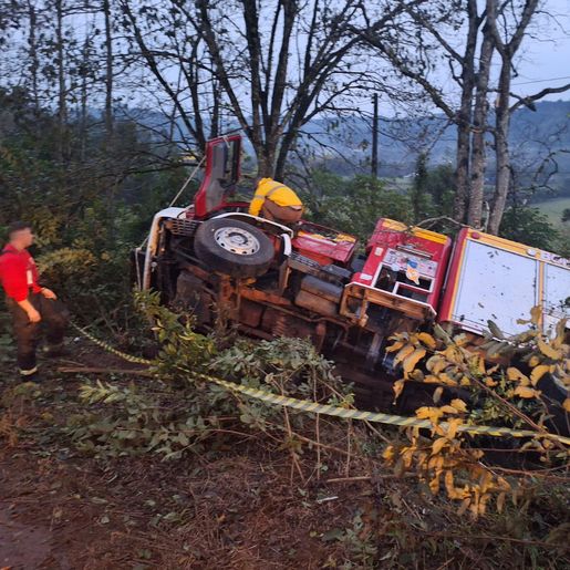 Caminhão dos bombeiros sai da pista a caminho de incêndio no interior de Mondaí