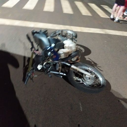 Colisão entre carro e moto deixa jovem ferido no centro