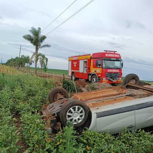 Idoso fica ferido em saída de pista seguida de capotamento na SC 305