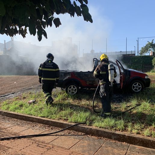 Incêndio consome veículo no centro de São Miguel do Oeste