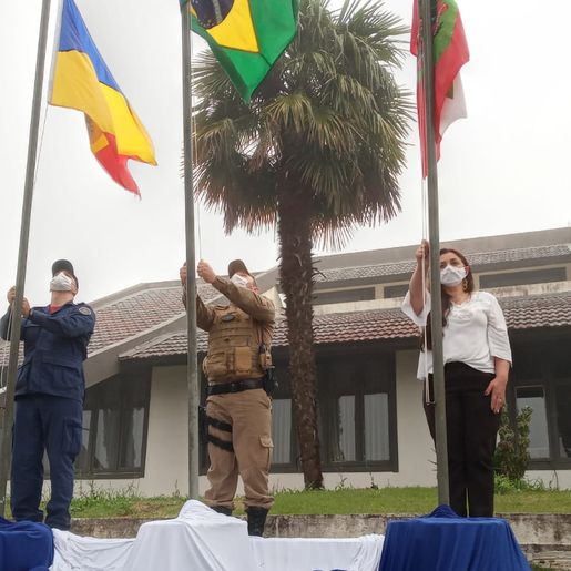 VÍDEO: Alvorada e hasteamento de bandeiras em Campo Erê