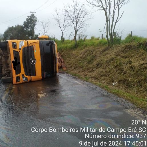 Caminhão carregado com toras tomba entre Campo Erê e Marmeleiro