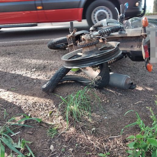 Duas pessoas ficam feridas em queda de motocicleta no interior