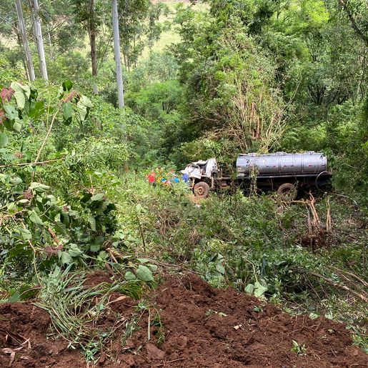 Caminhão carregado com leite sai da pista no interior