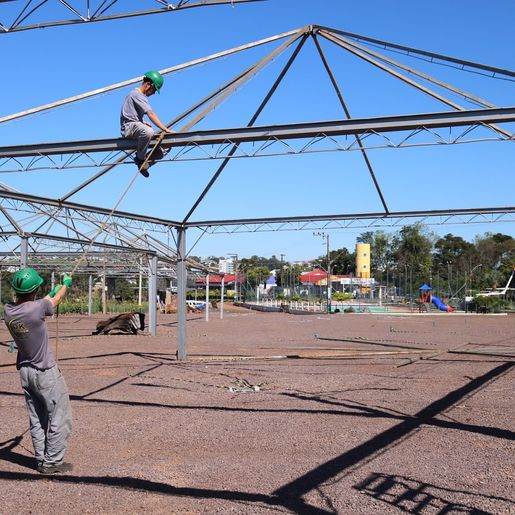 Montagem de estruturas para a 10ª FAIC segue em ritmo acelerado