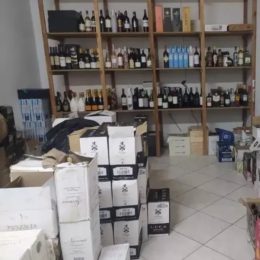 Passagem secreta em depósito de SC escondia armas e vinhos