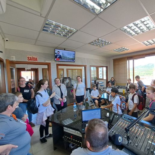 Alunos da escola de Santo Antônio visitam a Rádio Itapiranga
