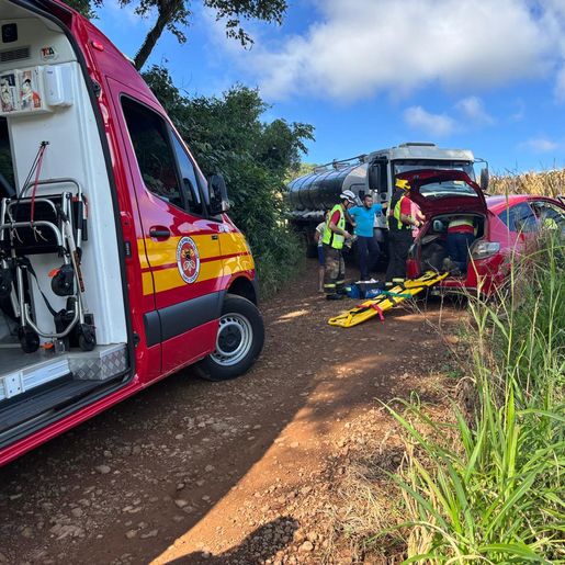Colisão entre caminhão e carro deixa feridos no interior de Saltinho