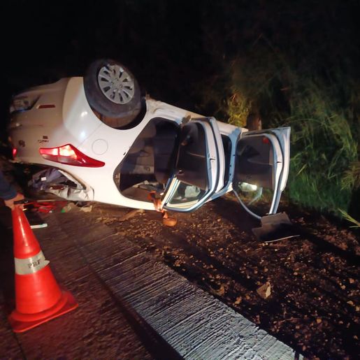 Motorista fica preso dentro de veículo após saída de pista seguida de capotamento na BR 163