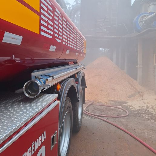 Bombeiros de São José do Cedo registram incêndio em deposito de maravalha