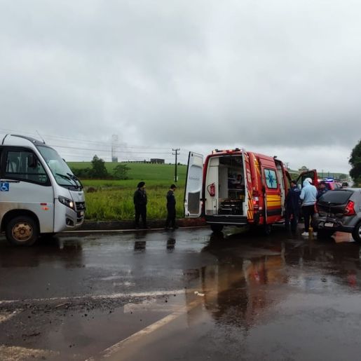 Acidente entre carro e ônibus deixa uma pessoa ferida na SC-157