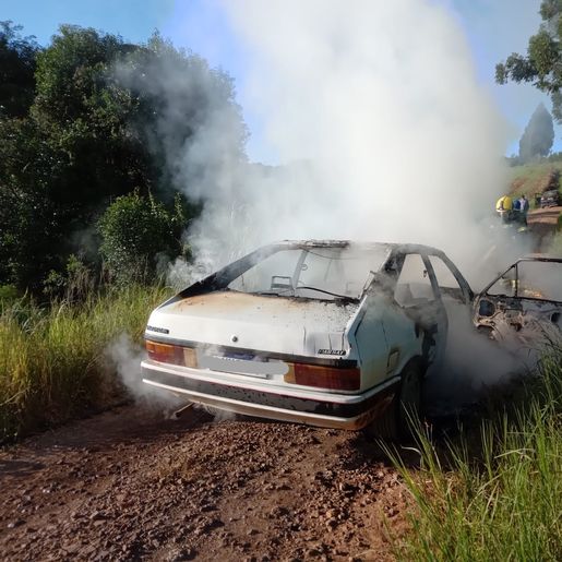 Carro é consumido por incêndio em Guarujá do Sul