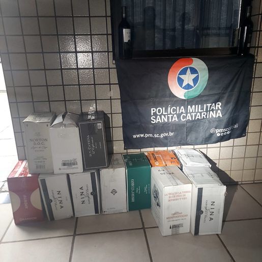 PM apreende 72 garrafas de vinho argentino em ônibus na BR-163, em Dionísio Cerqueira