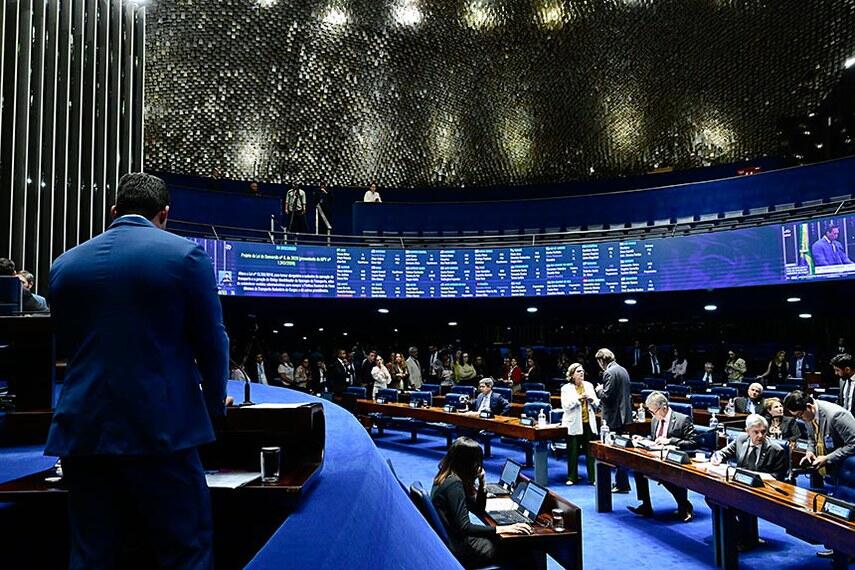 Senado aprova anistia a multas de caminhoneiros por bloqueios de 2022